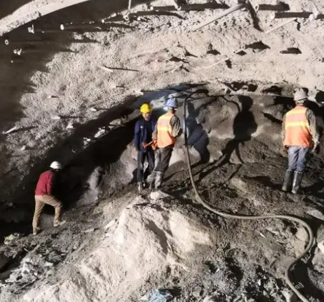 凤冈拱顶带模注浆料的施工流程及注意事项